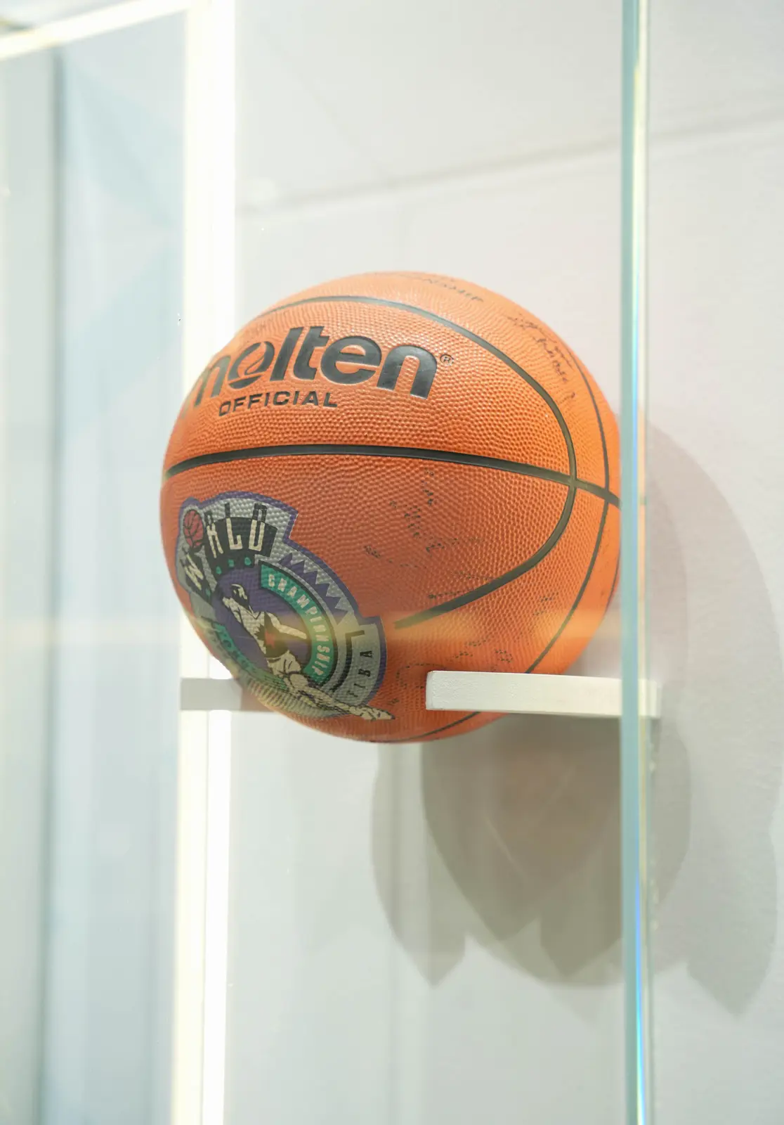 COMMEMORATIVE MOLTEN BALL SIGNED BY USA “DREAM TEAM II”, view 2