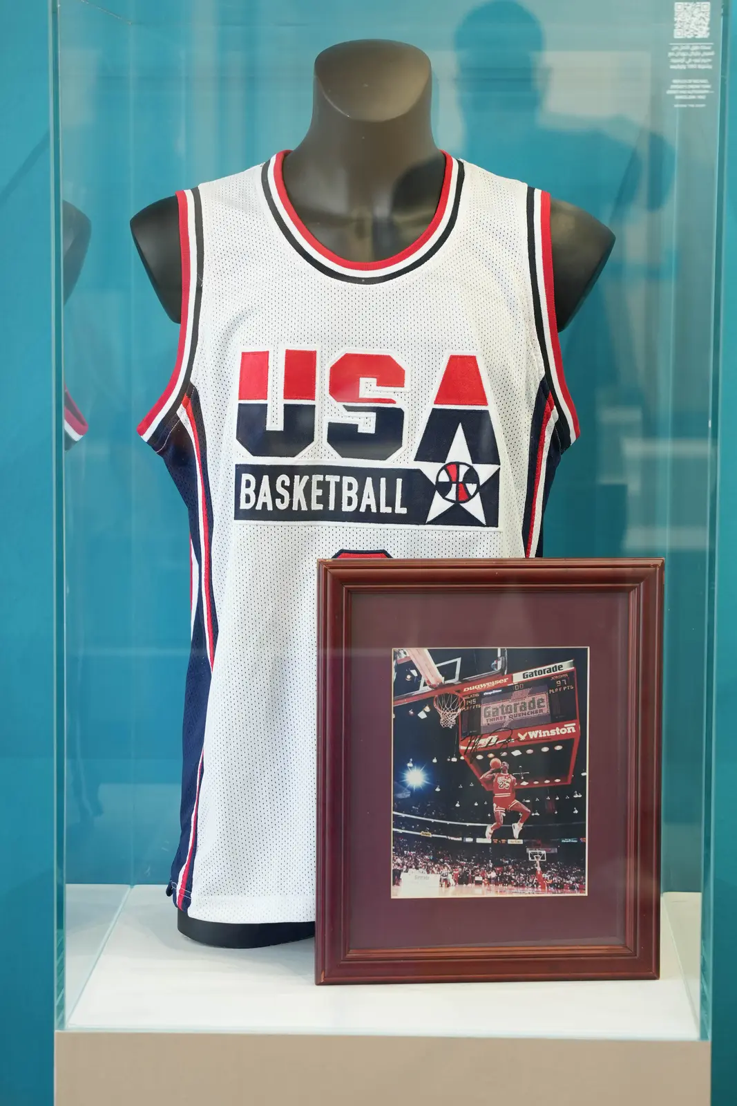 REPLICA OF MICHAEL JORDAN’S DREAM TEAM JERSEY AND AUTOGRAPH — BARCELONA 1992, view 2